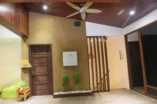 Hostal Beachwood Hotel And Spa At Maafushi