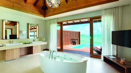Hotel Hideaway Beach Resort & Spa