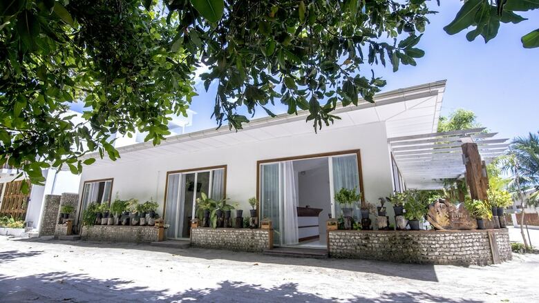 Hostal Dhigurah Retreat Beach