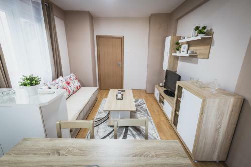 Axios Apartment