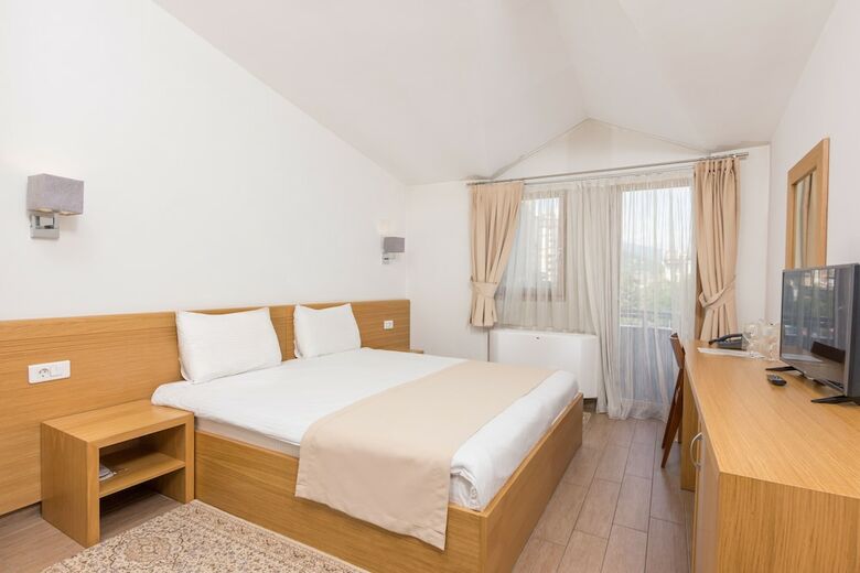 Hotel Lirak