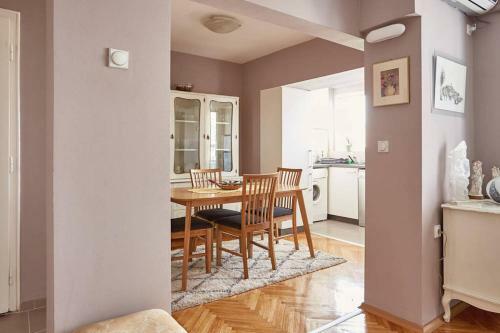 Spacious Modern Apartment In Peaceful Neighborhood