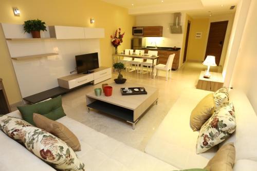 Delora Hotel And Suites