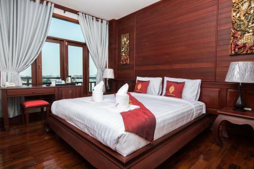Manorom Chateau Hotel