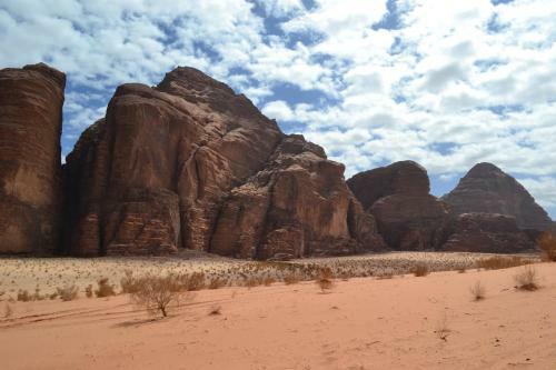 Wadi Rum Blue Sky And Tour