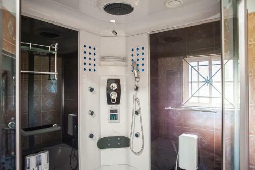 Hostal Queen Elizabeth House