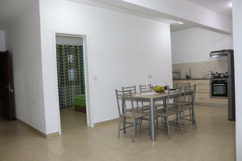 Cosy And Modern Apartment - 3 Bedroom With Pool