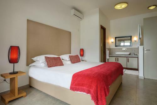 Pearly Sands - Beachfront Deluxe Apartment