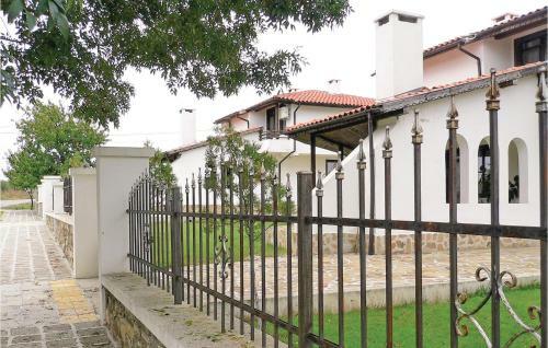 Three-bedroom Holiday Home In Iskra Village