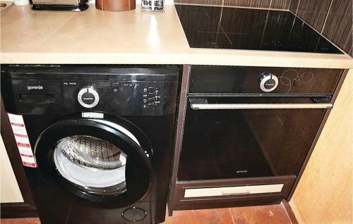 Three-bedroom Holiday Home In Iskra Village