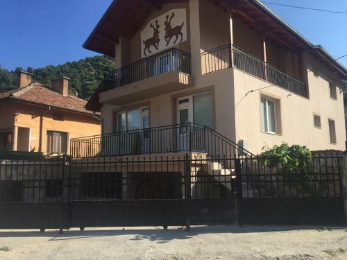 Hostal Elenite Guesthouse