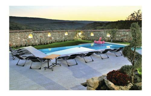 Eight-bedroom Holiday Home In Tsurkva