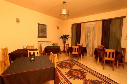 Hostal Daravand Guest House