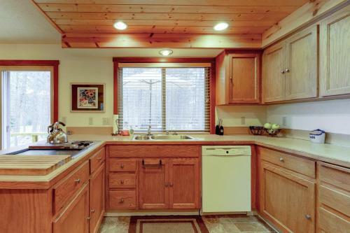 Black Butte Ranch: South Meadow Home Eighty-four
