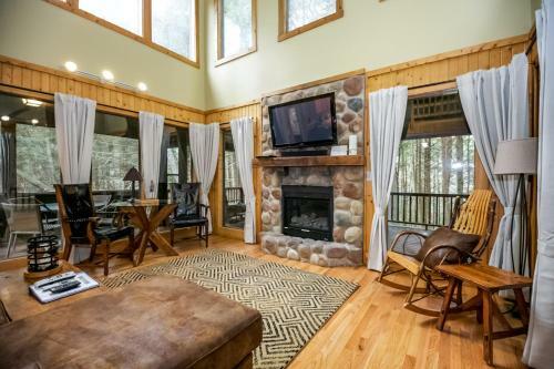 Romance In The Ravine - Hocking Hills Cabin