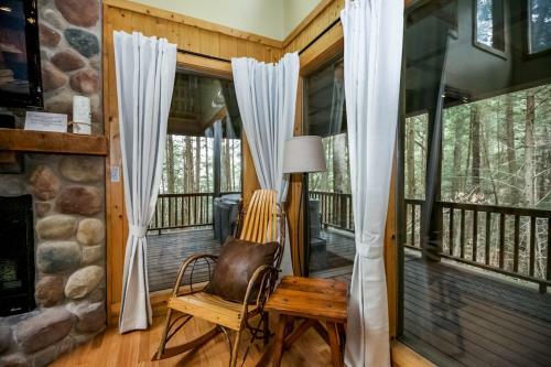 Romance In The Ravine - Hocking Hills Cabin