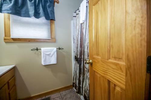 Romance In The Ravine - Hocking Hills Cabin