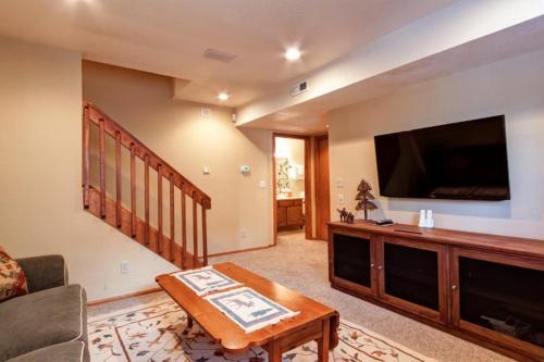House With Hot Tub, Walk To Town
