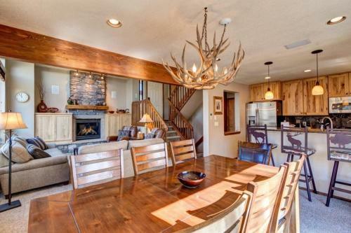 House With Hot Tub, Walk To Town