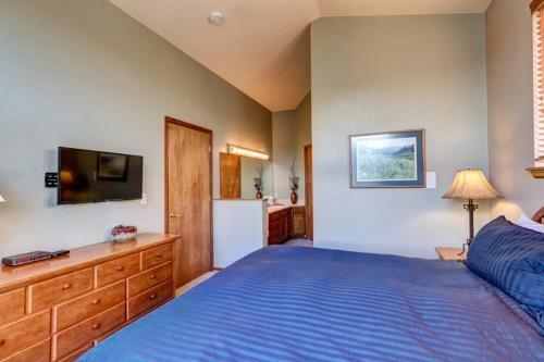 House With Hot Tub, Walk To Town