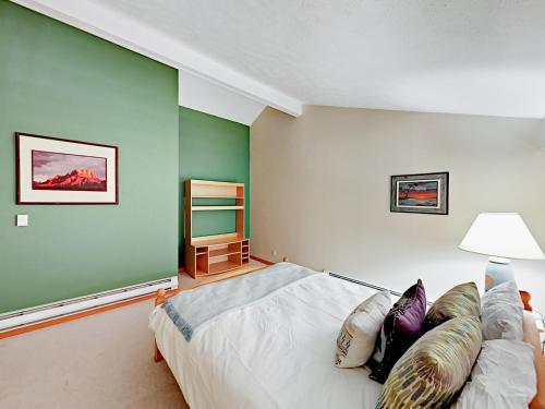 Apartamento 800 Columbine Road Condo Unit B9
