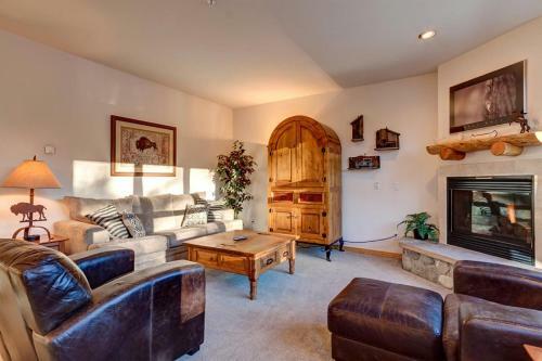 Corral 2b/2b Hot Tub 205w