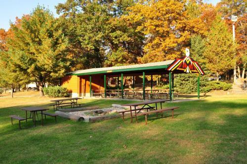 Arrowhead Camping Resort Deluxe Cabin 9