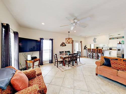 3br On Mobile Bay, 1 Block To Beach Home
