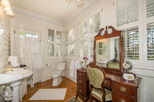 Oak Hill On Love Lane Bed And Breakfast Inn