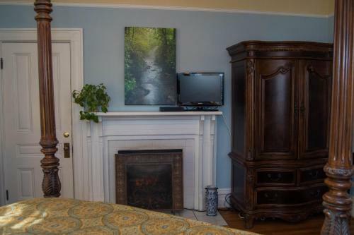 Oak Hill On Love Lane Bed And Breakfast Inn