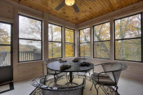 Smoky Mountain Holiday 4 Bedroom Cabin