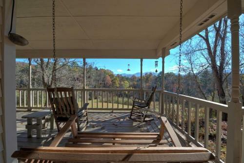 Lilly's Mountain Getaway Home