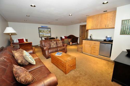 Gorgeous Spacious 4 Bedroom Townhome W/ Garage