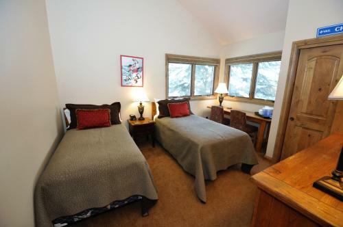 Gorgeous Spacious 4 Bedroom Townhome W/ Garage