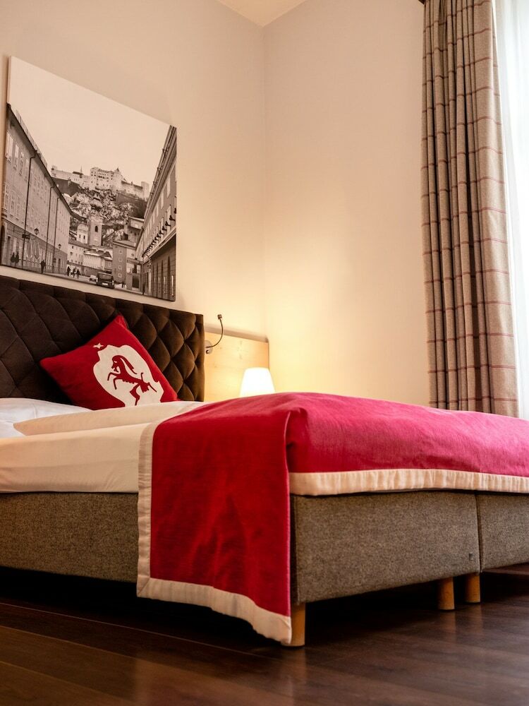 Hotel NH Carlton