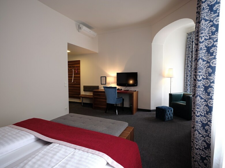 Hotel NH Carlton