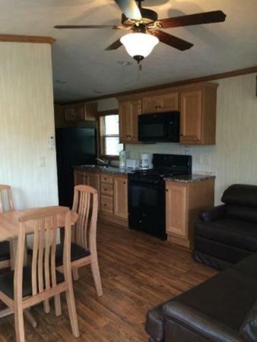 Circle M Camping Resort Screened Park Model 27