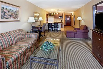 Holiday Inn Express Hotel & Suites Marina