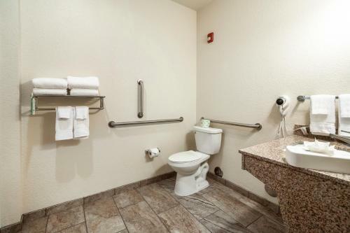 Cobblestone Hotel And Suites Victor