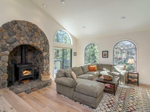 11824 Schussing Way Home
