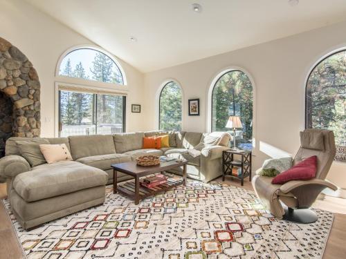 11824 Schussing Way Home