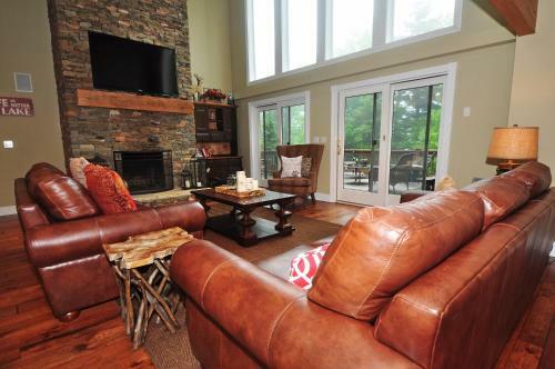 Lakeside Story Six-bedroom Holiday Home