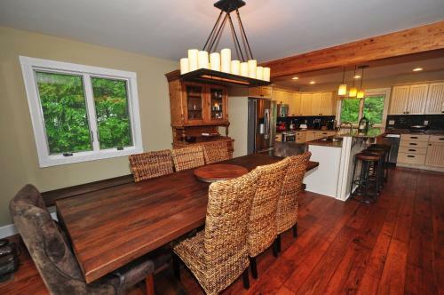 Lakeside Story Six-bedroom Holiday Home