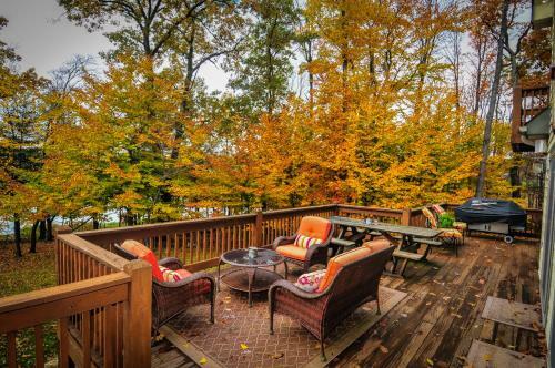 Lakeside Story Six-bedroom Holiday Home