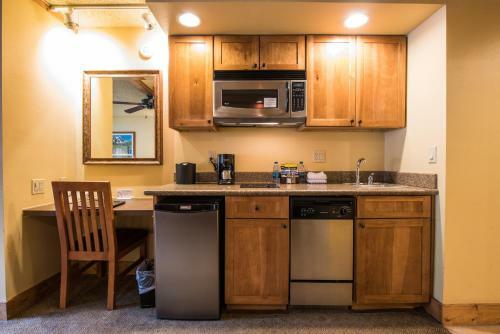 The Grand Lodge Hotel And Suites