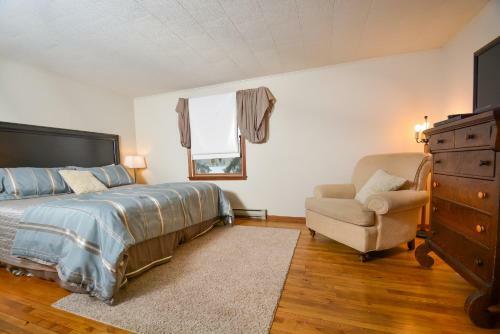 Nestled Hideaway Three-bedroom Holiday Home