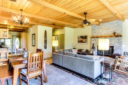 Shanti River House - Near La Pine State Park