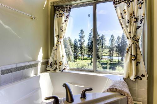 Shanti River House - Near La Pine State Park