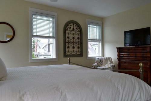 Rainbows End Four-bedroom Home
