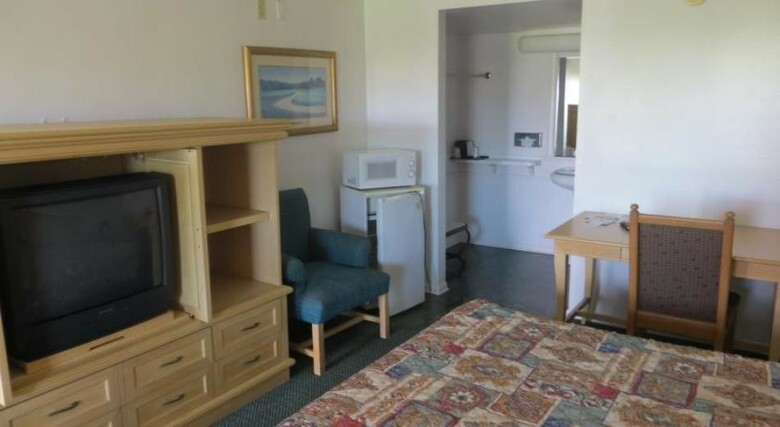 Magic Castle Inn & Suites Motel